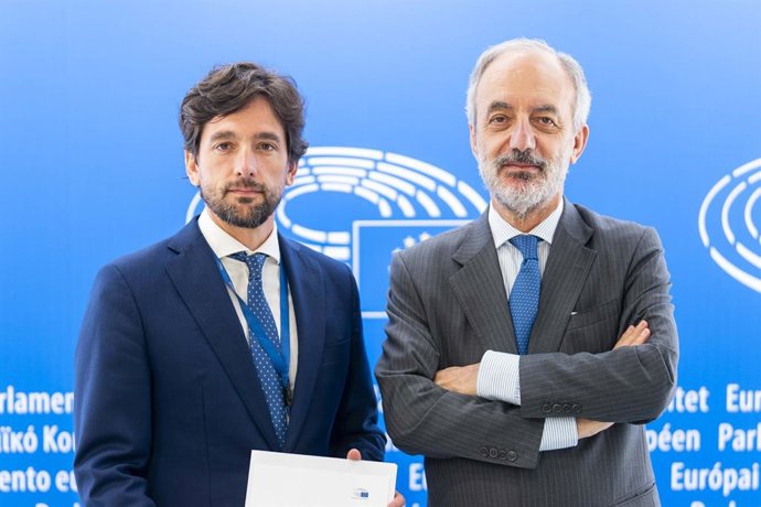 Eurodiputados gallegos del PP, Adrián Vázquez (izquierda) y Francisco Millán Mon (derecha).