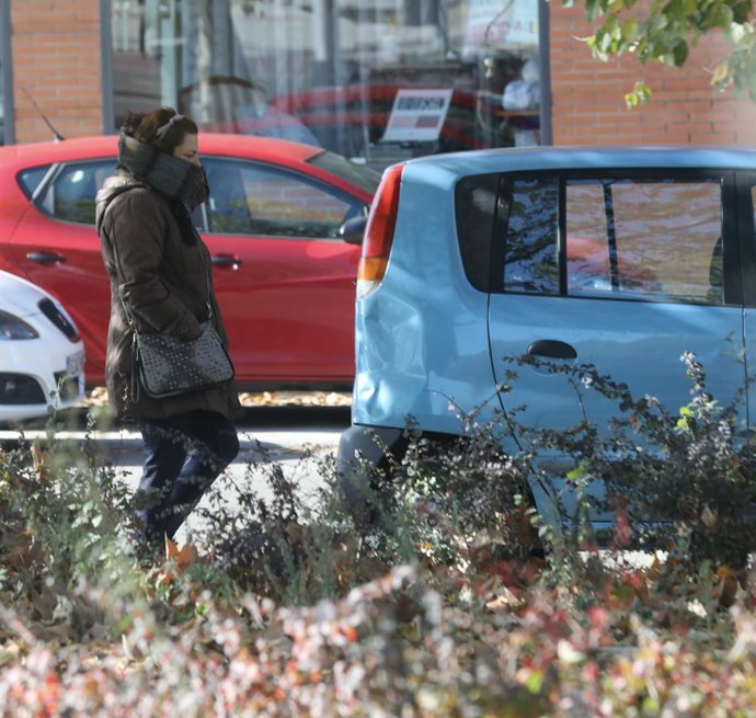 Archivo - Una mujer se protege del frío con su bufanda durnate un día de viento por Madrid (España), a 8 de noviembre de 2019.