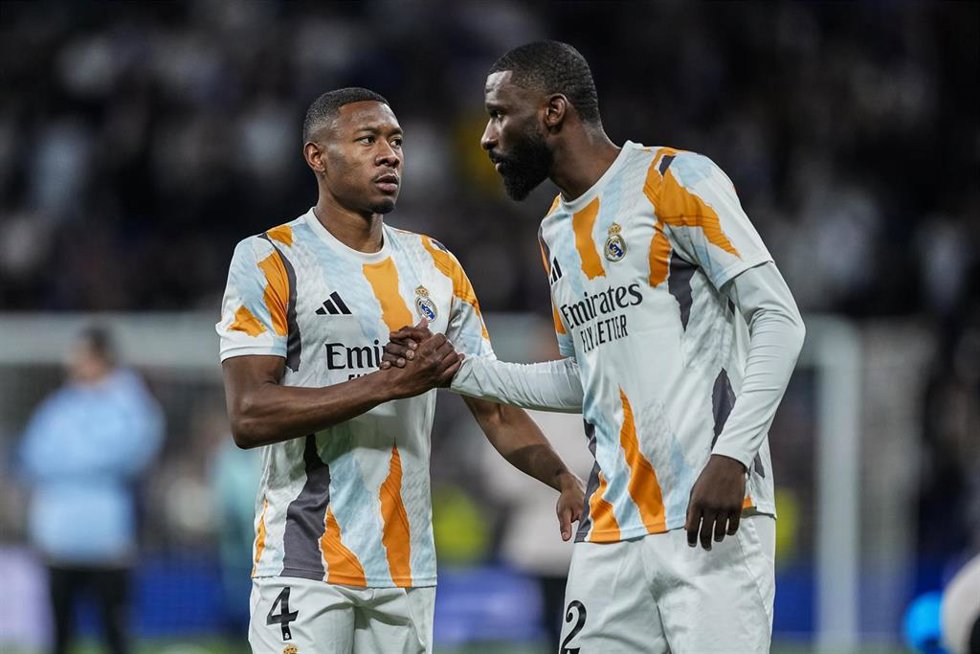 Archivo - David Alaba y Antonio Rüdiger, durante un calentamiento con el Real Madrid.