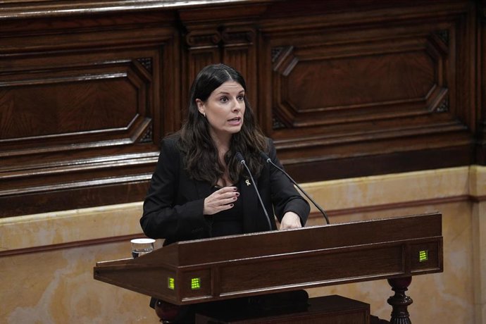 La portavoz de Junts en el Parlament, Mònica Sales, interviene durante la tercera jornada del Debate de Política General, en el Parlament de Catalunya, a 9 de octubre de 2025, en Barcelona, Catalunya (España)