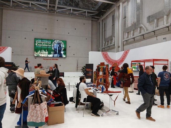 Ambiente en La Azucarera, que acoge la primera convención de rol en vivo en la capital aragonesa.