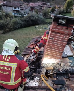 Sofocado un incendio en el tejado de una casa en Polaciones