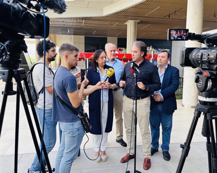 La presidenta de Vox Castellón, Llanos Massó, y el concejal de Vox en Burriana Jesús Albiol
