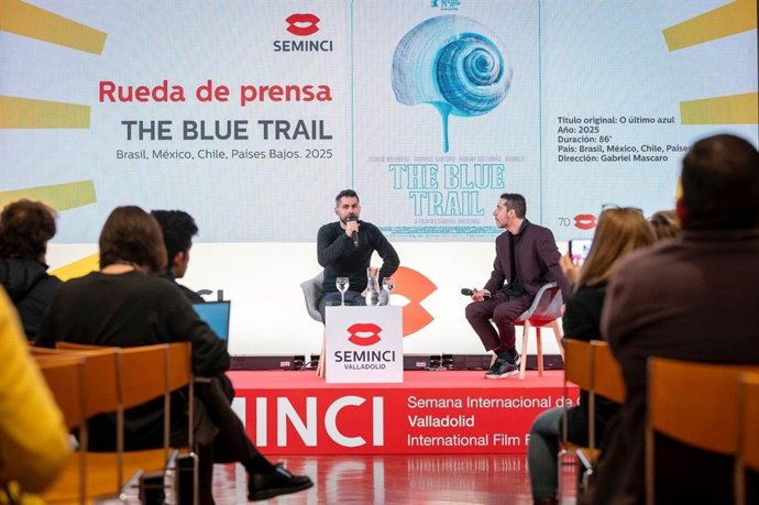 El cineasta brasileño Gabriel Mascaró durante una rueda de prensa en la Seminci
