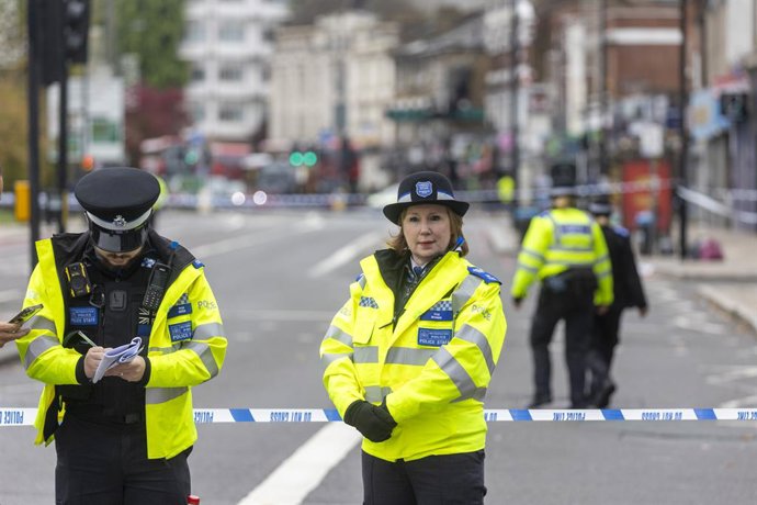 15 de outubro de 2025, Londres, Londres, Reino Unido: Londres, Reino Unido. A polícia vigia um cordão de isolamento em Catford, no sudeste de Londres, após relatos de esfaqueamento em Rushey Green nesta manhã.