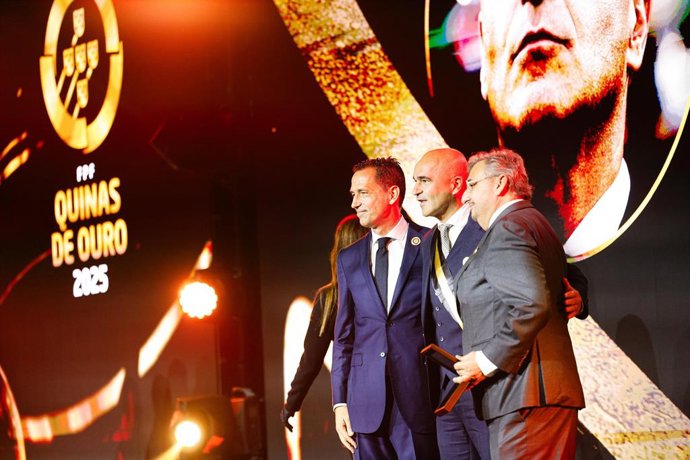 Roberto Martínez recibe la Medalla al Mérito Deportivo de la Federación Portuguesa de Fútbol.
