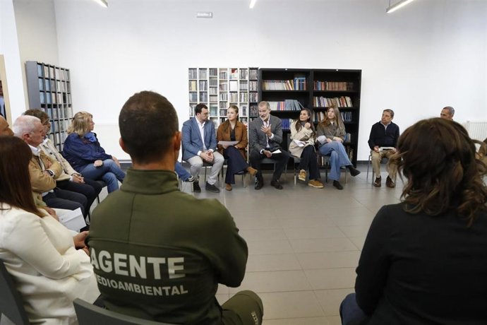El presidente del Principado de Asturias, Adrián Barbón, ha participado en la reunión que los reyes, la Princesa de Asturias y la infanta Sofía han mantenido con los alcaldes y alcaldesas de los concejos afectados por los incedios del pasado verano.