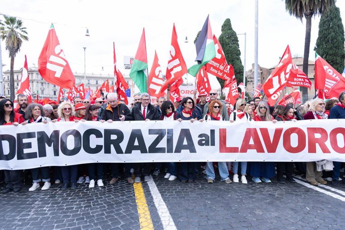 Roma, Itália / Rome, Italy: Maurizio Landini durante a manifestação chamada ''Democracia no Trabalho'' organizada pela CGIL em Roma