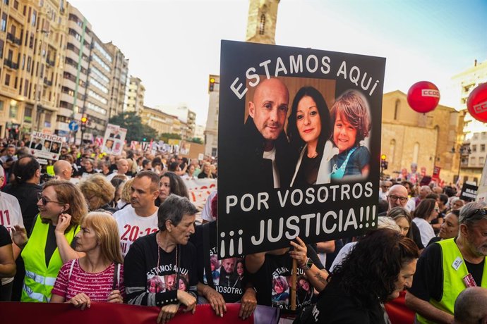 Una nova manifestació recorre el centre de València per demanar la dimissió de Mazón per la seva gestió de la dana