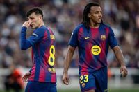 Koundé entra en una lista del Barça con bajas para el Clásico