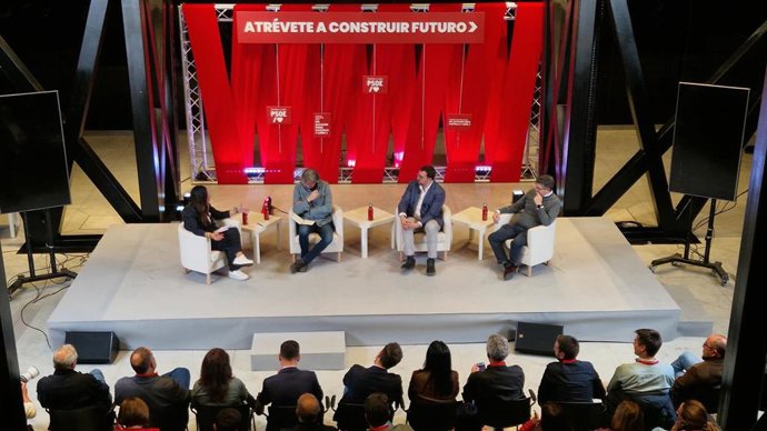 Mesa de trabajo de las Jornadas ‘Atrévete a construir futuro. Los Fondos Next Generation, motor de crecimiento en Castilla y León', en León capital.