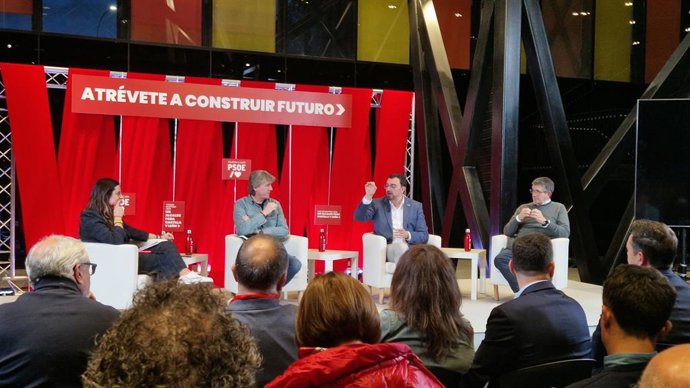 El secretario general del PSOE de Castilla y León y candidato a la Presidencia de la Junta, Carlos Martínez, durante las Jornadas 'Atrévete a construir futuro' que celebra el PSOE en León capital.