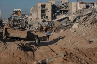 October 25, 2025, Gaza City, Gaza Strip, Palestinian Territory: Palestinians inspect their destroyed homes and neighborhoods in the Tel al-Hawa area, south of Gaza City, after the Israeli forces withdrew and a ceasefire was declared. Residents assess the 