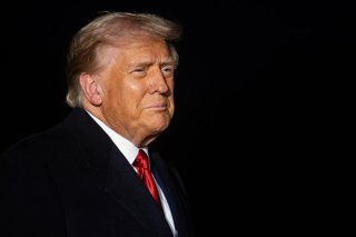 October 24, 2025, Washington, District Of Columbia, USA: United States President Donald J Trump speaks with reporters as he prepares to board Marine One on the South Lawn of the White House in Washington, DC, USA, October 24, 2025. The President is embark