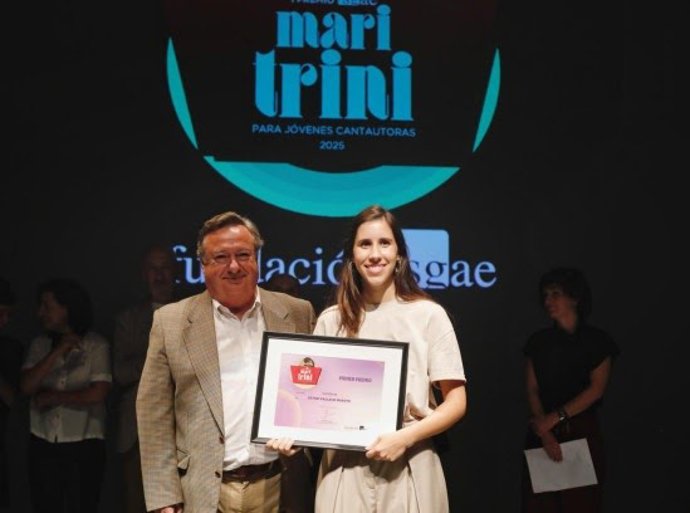 Ester Vallejo recoge el primer premio del certamen de SGAE Mari Trini para jóvenes cantautoras, de manos de Gonzalo Pérez-Miravete, hermano de Mari Trini.