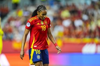 Salma Paralluelo of Spain looks on during the UEFA Women's Nations League 2025 Semi-Final first leg match between Spain and Sweden at La Rosaleda Stadium on October 24, 2025 in Malaga, Spain