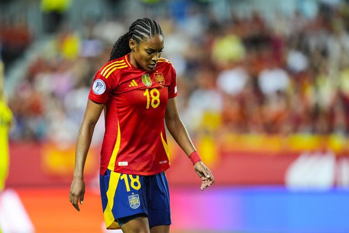 Salma Paralluelo of Spain looks on during the UEFA Women's Nations League 2025 Semi-Final first leg match between Spain and Sweden at La Rosaleda Stadium on October 24, 2025 in Malaga, Spain