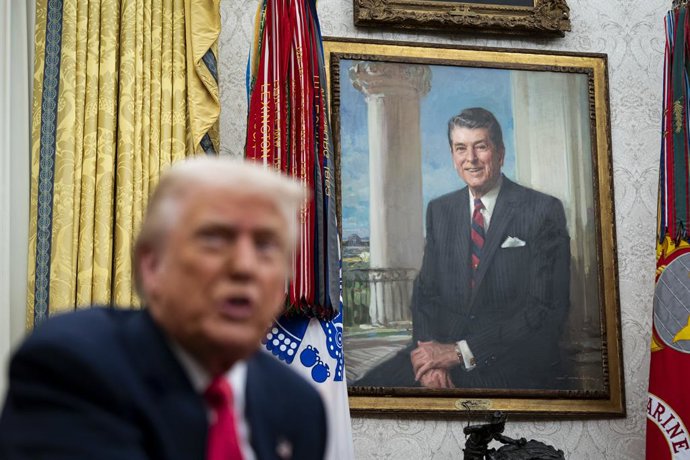 Archivo - 6 de março de 2025, Washington, Distrito de Columbia, EUA: Um retrato do ex-presidente dos Estados Unidos Ronald Reagan enquanto o presidente dos EUA Donald Trump fala no Salão Oval da Casa Branca em Washington, DC, EUA, na quinta-feira, 6 de ma