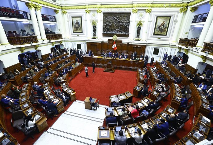 LIMA, 10 de outubro de 2025 -- Uma sessão é realizada no Congresso do Peru em Lima, Peru, em 9 de outubro de 2025.   Os legisladores peruanos exigiram que a então presidente Dina Boluarte comparecesse à sessão do Congresso para se defender antes de votar 