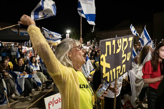 13 de outubro de 2025, Tel Aviv, Israel: Dezenas de milhares de israelenses se reúnem na Hostage Square, alguns tendo passado a noite, para vivenciar juntos a alegria da libertação dos reféns, assistindo a eventos ao vivo em telões. Os espectadores reagem