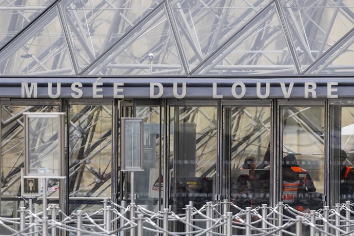 20 de outubro de 2025, Paris, França, França: Paris, França, 20 de outubro de 2025 - Pessoas passam em frente ao Museu do Louvre. A ministra da Cultura da França, Rachida Dati, anunciou o fechamento do mundialmente famoso museu de arte no dia 20 de outubr