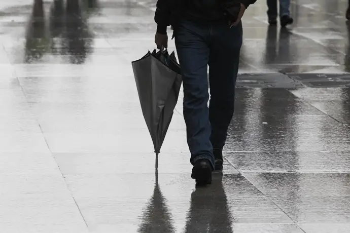 Una persona camina por la calle con un paraguas. Imagen de archivo - EUROPA PRESS - Archivo