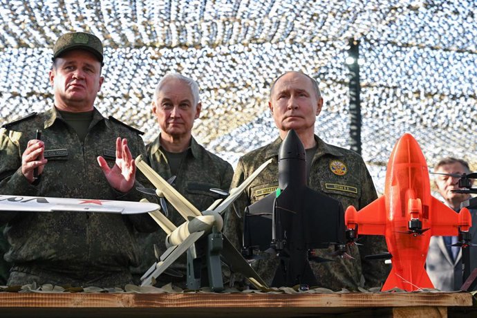 Archivo - RUSSIA, NIZHNY NOVGOROD REGION - SEPTEMBER 16, 2025: Commander-in-Chief of Russian Army Ground Troops Andrei Mordvichev, Russia's Defence Minister Andrei Belousov and Russia's President Vladimir Putin (L-R front) inspect armaments, military hard