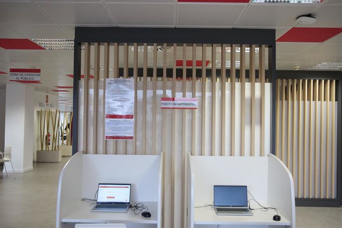 Archivo - Dos ordenadores en una oficina de empleo del SEPE del Barrio del Pilar, a 2 de abril de 2024, en Madrid (España). El número de parados registrados en las oficinas de los servicios públicos de empleo bajó en 33.405 personas en marzo en relación a