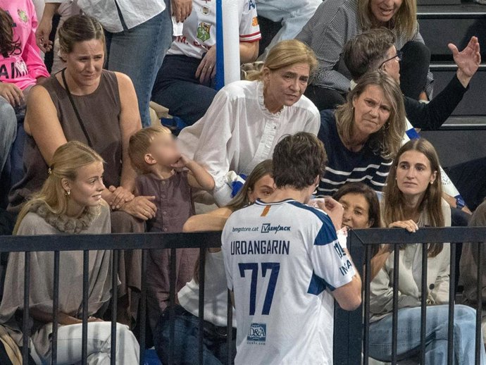 La infata Cristina y Johanna Zott asiten de publico al partido de Pablo Urdangarin con su equipo, a 12 de octubre de 2025, en Barcelona (España).
