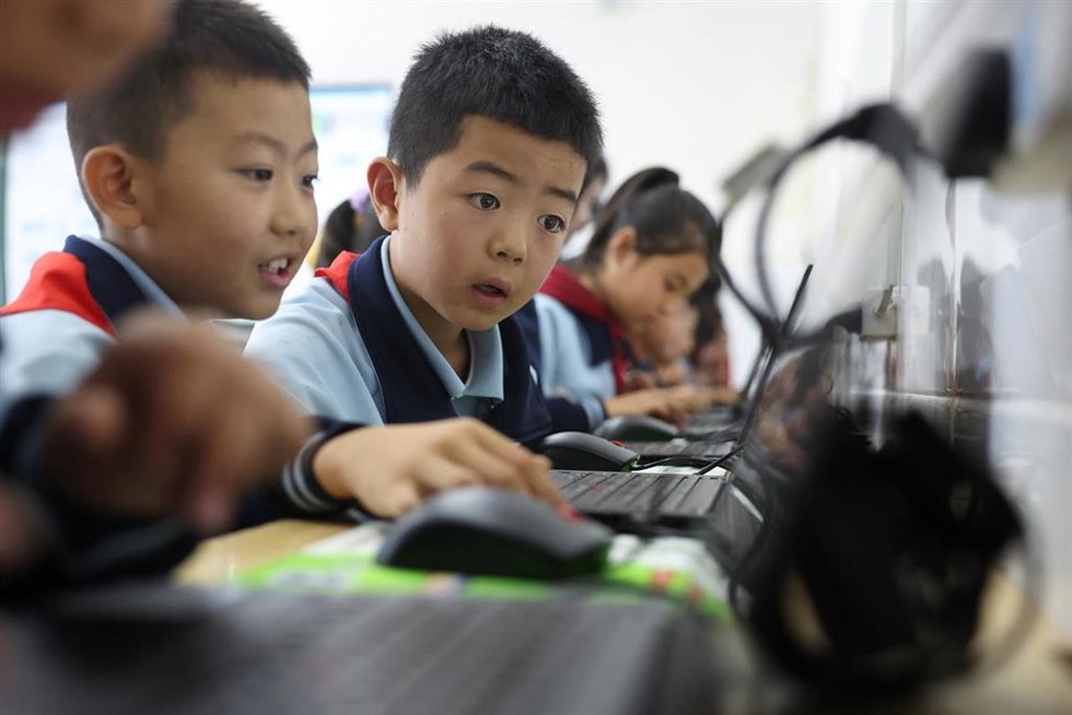 Archivo - Escolares de Zhangxian (China) durante una práctica informática 