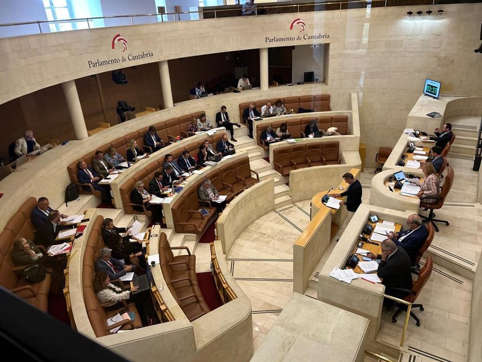 Archivo - Pleno del Parlamento de Cantabria.-ARCHIVO