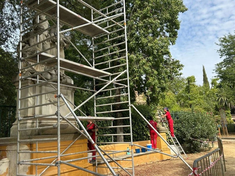 Trabajos municipales de restauración del conjunto de la Glorieta de Covadonga, en el Parque de María Luisa.