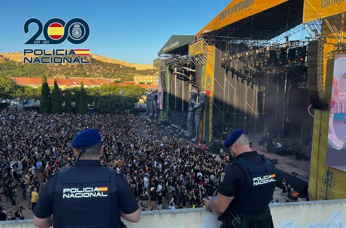 Dos agentes de Policía Nacional manejan drones en el Festival Rock Imperium