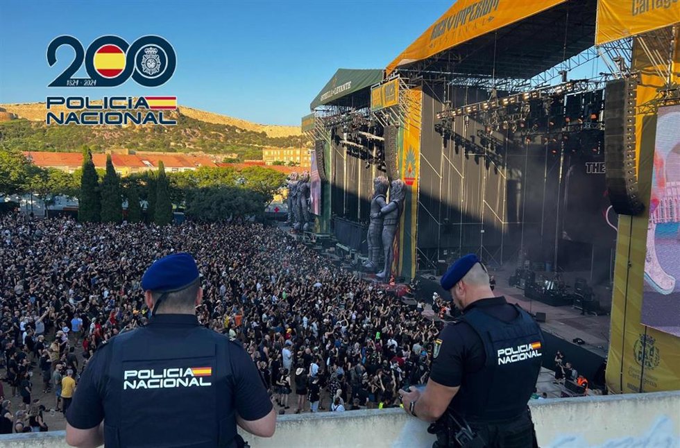 Dos agentes de Policía Nacional manejan drones en el Festival Rock Imperium