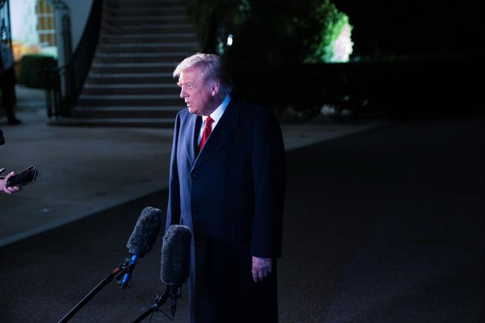 24 de outubro de 2025, EUA, Washington: O presidente dos EUA, Donald Trump, gesticula com a mão enquanto fala com a mídia antes de embarcar no Marine One no gramado sul da Casa Branca, a caminho da Malásia. Foto: Andrew Leyden/ZUMA Press Wire/dpa