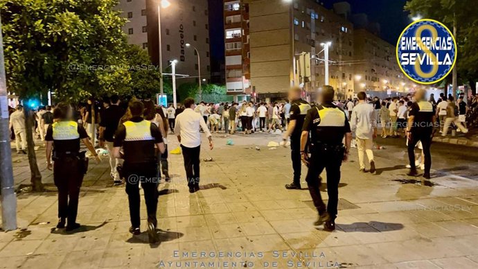 Agentes de la Policía Local de Sevilla interviniendo en una botellona en la vía pública.