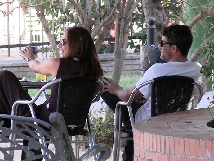 Irene Rosales y Guillermo en el parque.