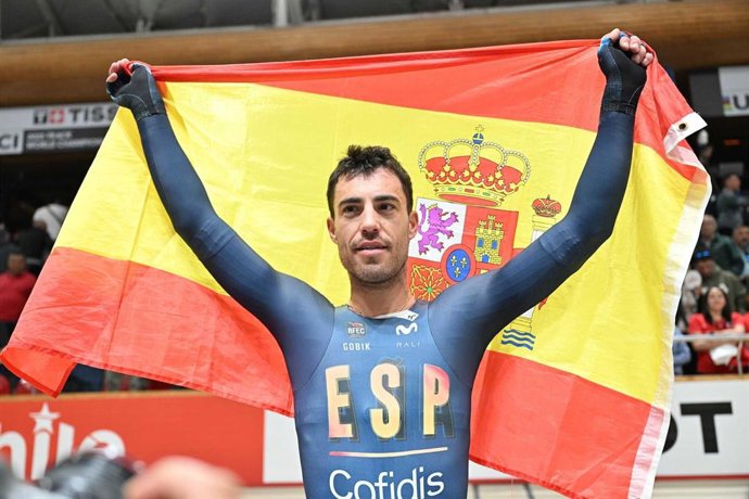 O ciclista espanhol Albert Torres após vencer o campeonato mundial de omnium.