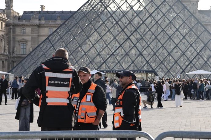 PARIS, 22 de outubro de 2025 -- A equipe de segurança faz patrulha do lado de fora do Museu do Louvre em Paris, França, 22 de outubro de 2025. O Museu do Louvre foi reaberto aos visitantes na manhã de quarta-feira, três dias após um roubo de joias que cau