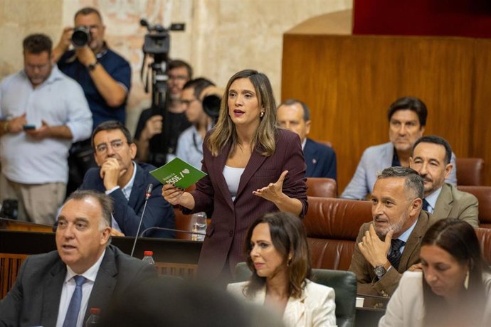 La portavoz del Grupo Socialista en el Parlamento andaluz, María Márquez, interviene en el Pleno. (Foto de archivo).