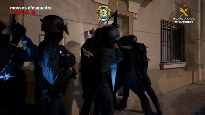 Se ha detenido a tres personas y se han practicado cuatro registros en las provincias de Lleida, Navarra, Guipúzcoa y en la región de Faro (Portugal).