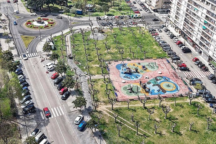 Vista aérea del parque infantil ubicado en la alameda Manuel Llano de Laredo
