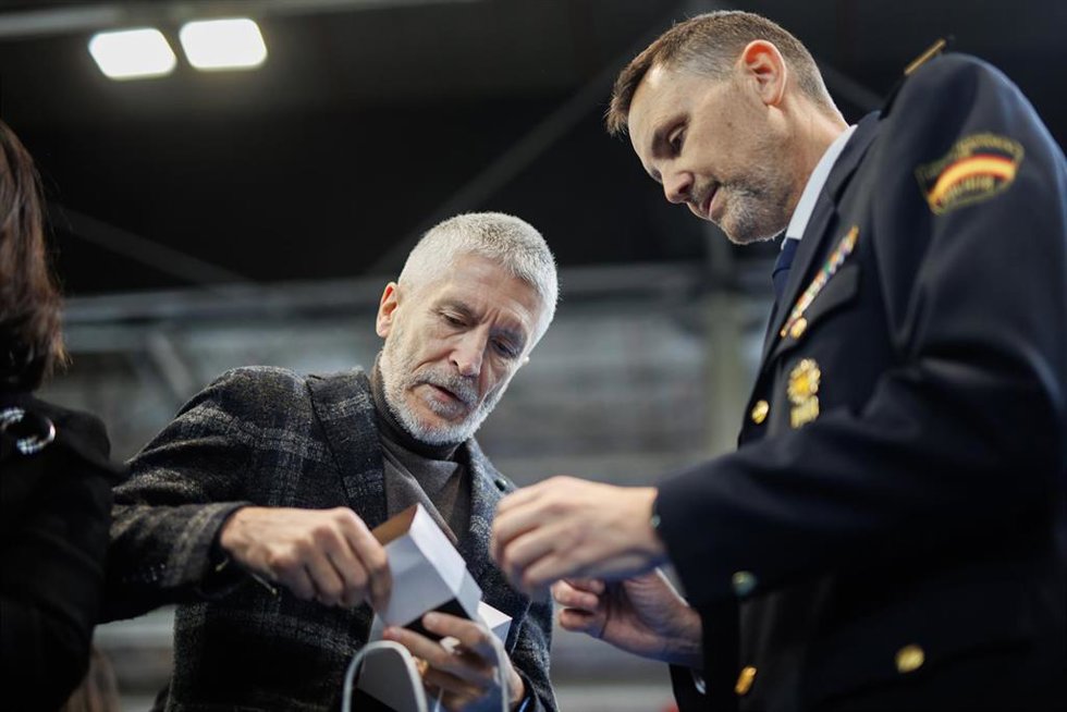 Archivo - El ministro del Interior, Fernando Grande-Marlaska (i), visita los stands de Policía Nacional y Guardia Civil en la Feria AULA 2024, en IFEMA Madrid, a 9 de marzo de 2024, en Madrid (España). Esta visita se produce justo un día después de que 