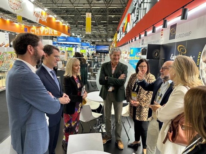 Archivo - El presidente del Gobierno de La Rioja, Gonzalo Capellán, junto a la consejera de Economía, Innovación, Empresa y Trabajo Autónomo, Belinda León, visita a las empresas riojanas participantes en el Salón Internacional de la Agroalimentación (SIAL