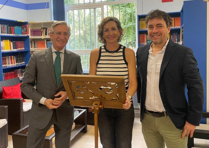 El delegado de Desarrollo Educativo, Miguel Ángel Araúz (primero por la izquierda).