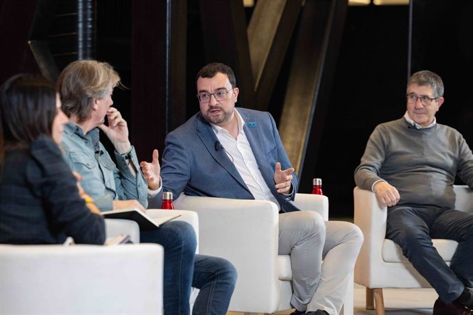 El secretario general de la FSA-PSOE y presidente del Principado, Adrián Barbón, este sábado en León en la mesa de diálogo ‘La importancia de Europa para Castilla y León.