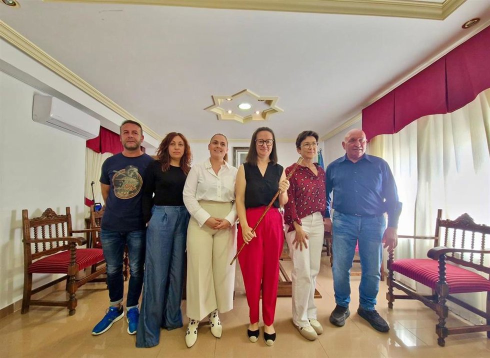 La nueva alcaldesa de Castilléjar, Estefanía Martínez, tras su investidura. Archivo.