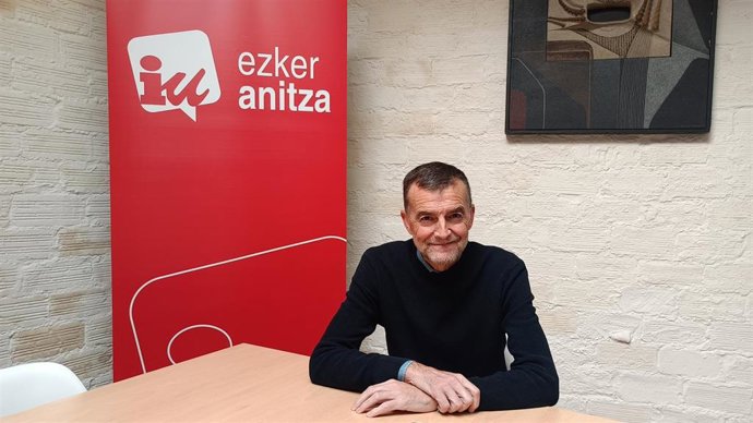 El coordinador general de IU, Antonio Maíllo, en la sede de Ezker Anitza-IU en Bilbao