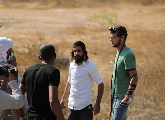 20 de dezembro de 2025, Hebron, Cisjordânia, Território Palestino: Agricultores palestinos são impedidos de entrar em seus olivais pelas forças israelenses na aldeia de Sa'ir, a leste de Hebron, depois que colonos e tropas declararam a área uma zona milit