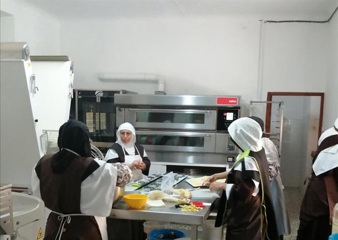 Carmelitas Descalzas de Aguilar de la Frontera elaborando dulces.